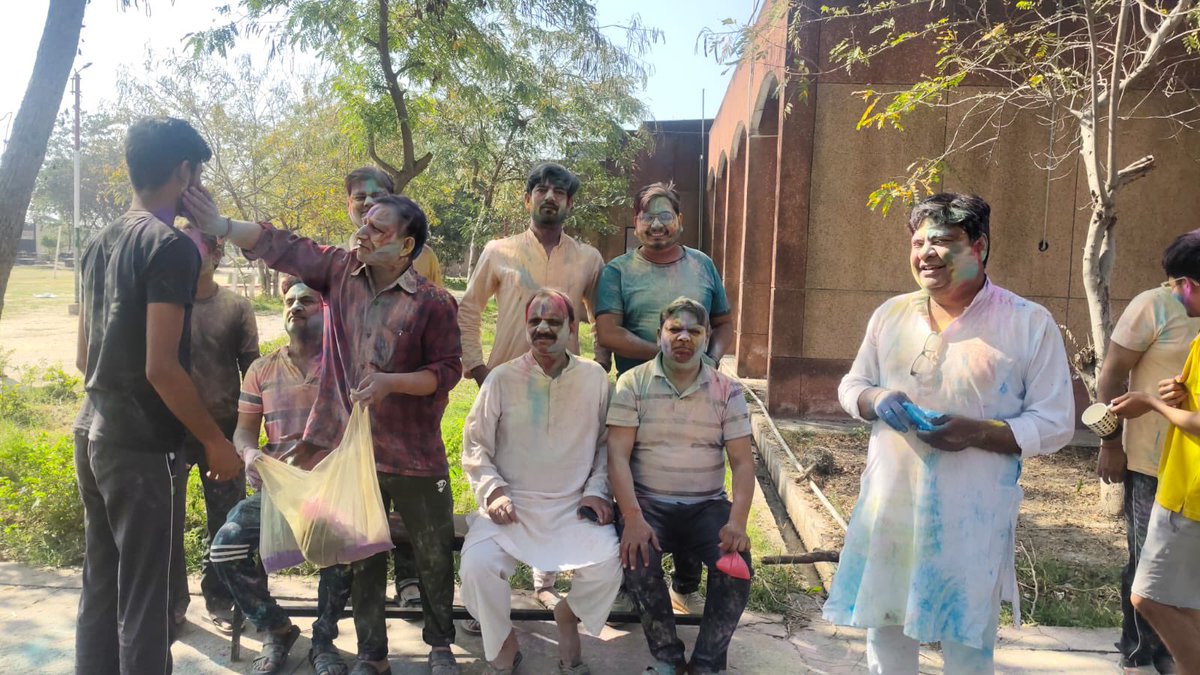 HamirpurU's tweet photo. PM Shri JNV Hamirpur (U.P) celebrated Holi with great joy &amp;enthusiasm. Students played with colors &amp; danced wholeheartedly, spreading happiness all around. The staff members also joined in the celebrations in playing Holi making the occasion even more special &amp; memorable. 🫟 https://t.co/EBHFB1myyi