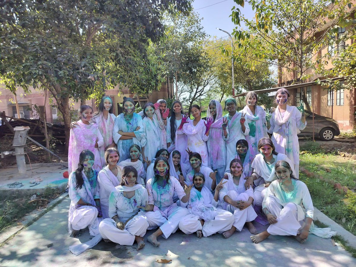 HamirpurU's tweet photo. PM Shri JNV Hamirpur (U.P) celebrated Holi with great joy &amp;enthusiasm. Students played with colors &amp; danced wholeheartedly, spreading happiness all around. The staff members also joined in the celebrations in playing Holi making the occasion even more special &amp; memorable. 🫟 https://t.co/EBHFB1myyi