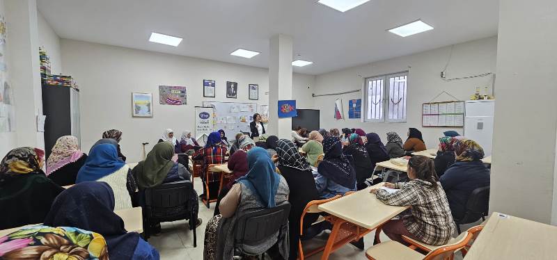 urfakadinaile's tweet photo. Türkiye Barolar Birliği Şanlıurfa Adli Yardım Kliniği Hukuk Koordinatörü Av. Sercan Gergerli Özbay tarafından, Daire Başkanlığımıza bağlı kurslara katılan kadınlara yönelik bilgilendirme eğitimi düzenlendi.

@glsrbayraktar @MithatCanKutluc @sanliurfabld https://t.co/QKrJXWmMpZ