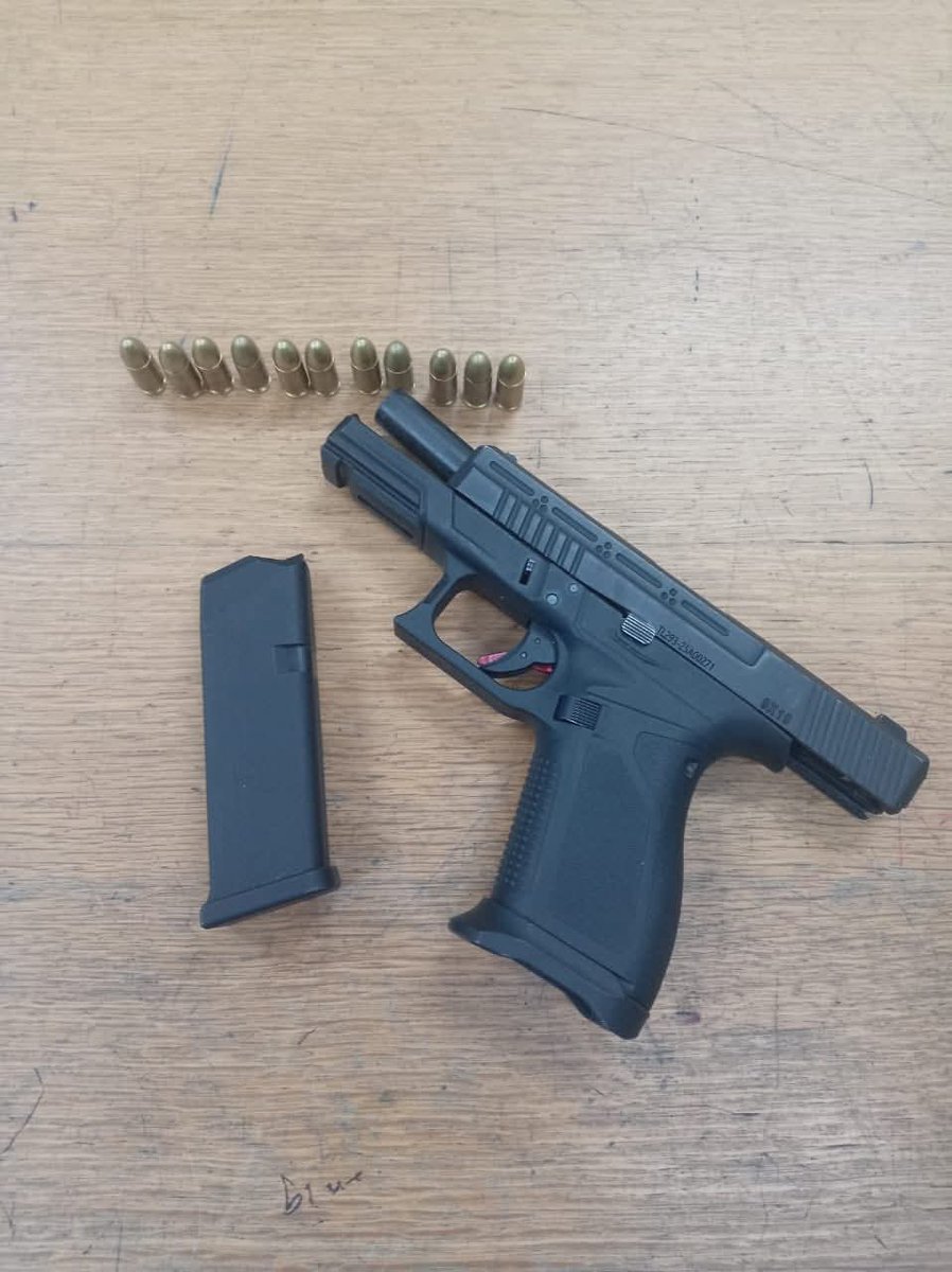 SAPoliceService's tweet image. #sapsWC Efforts to fight #gang violence and remove #GunsOffTheStreets yielded success when #SAPS #AntiGangUnit recovered three firearms with ammo in Vrygrond on Tuesday, 03/03. A 32yr-old male suspect was arrested for illegal possession of firearm and ammo. The suspect will