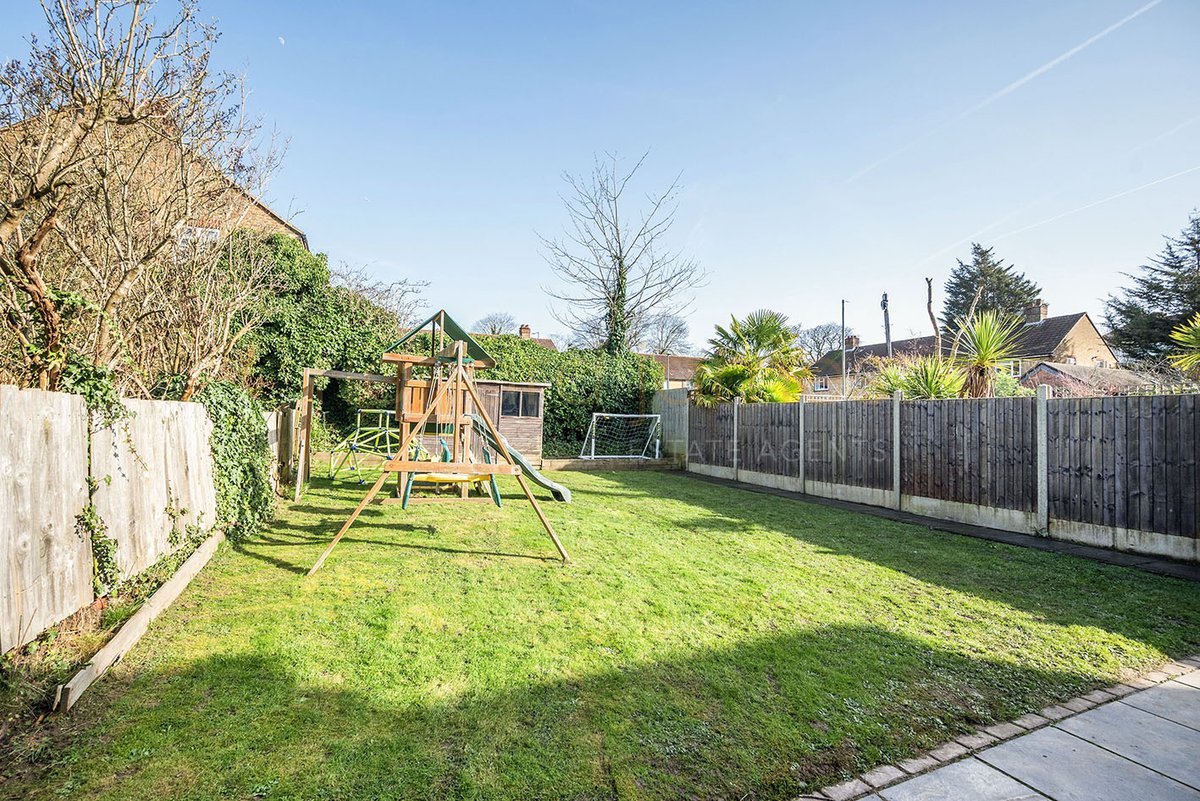 🏡 NEW INSTRUCTION – Fernside Avenue, Mill Hill, NW7
💰 £925,000
A stunning 4 bedroom semi-detached family home offering 2,048 sq ft / 190.3 sq m of beautifully presented accommodation arranged over three floors, located in a sought-after residential turning in Mill Hill, NW7.