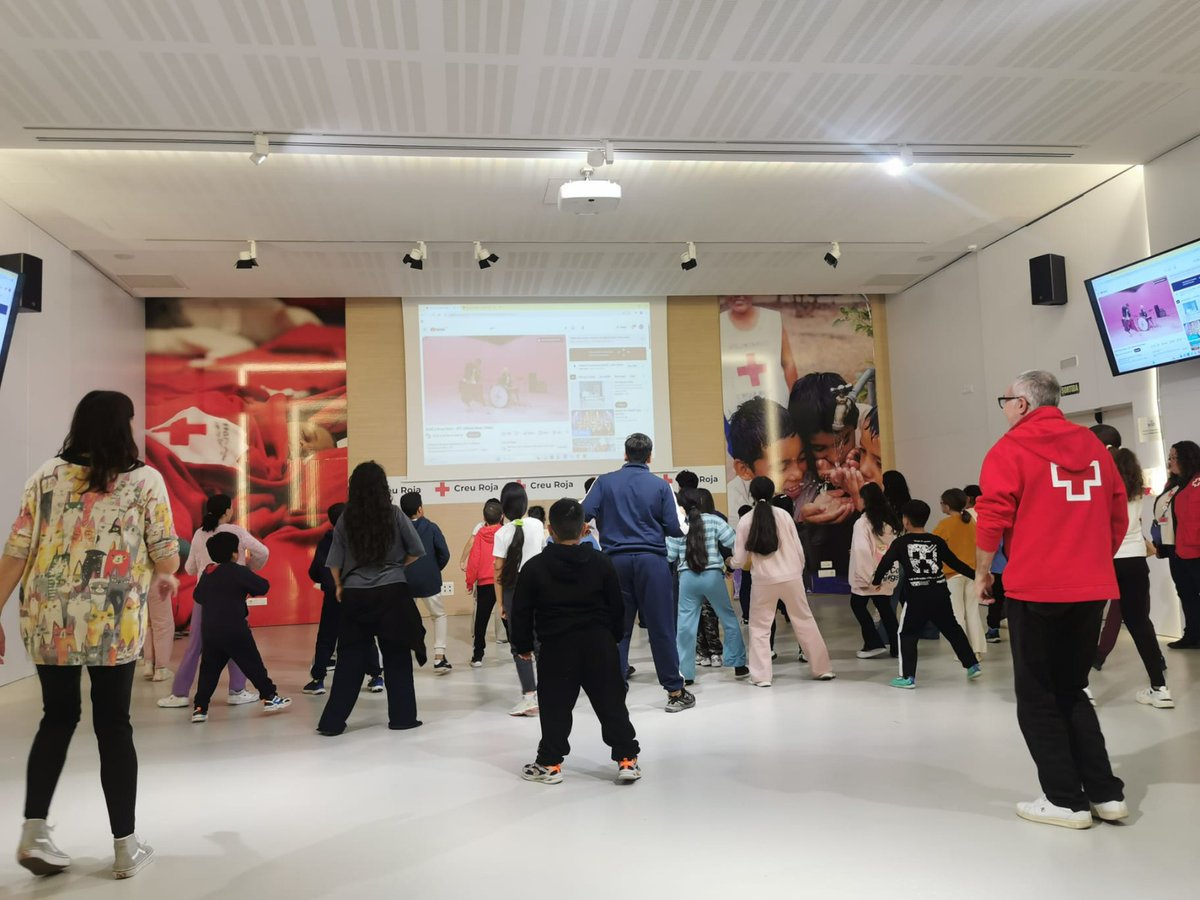 Ahir els nostres nens de les beques Sprinter-Nike van gaudir d'una divertidíssima classe de ball amb un professor de "la School of dance". Ens ho vam passar genial! ❤️🕺💃🎶 Gràcies al suport de Sprinter i Nike per fer-ho possible!