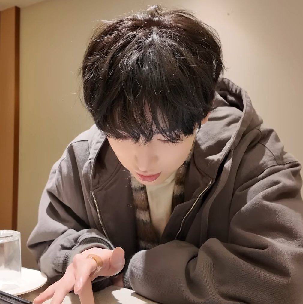 ddeonu29's tweet photo. mastermind
a #sunsun au

To Sky (ksn), AA (psh) was just an annoying high school classmate. But to AA, Sky was always the plan—from shared seats to the same college halls, none of it was coincidence.

It was love, carefully built by one. Will Sky dare to return it? https://t.co/ykRQx6kVNc
