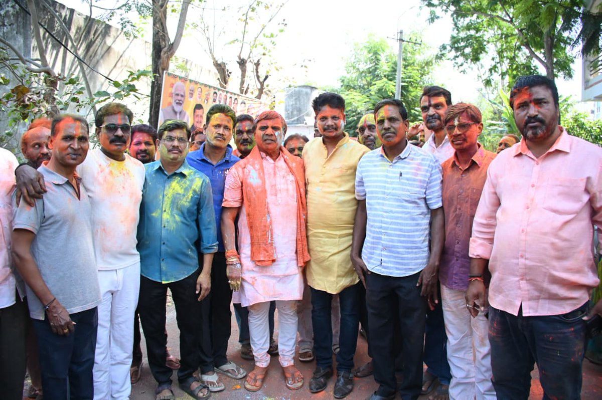 Dhanpal_Suranna's tweet photo. బిజెపి జిల్లా పార్టీ కార్యాలయంలో నిర్వహించిన హోలీ సంబరాల్లో నాయకులు కార్యకర్తలు, కార్పొరేటర్లతో కలిసి పాల్గొనడం జరిగింది.
#Holi #NizamabadUrban #Indur #Celebrations #MLA #DhanpalSuryanarayana #BJP https://t.co/LxohhLaA2r