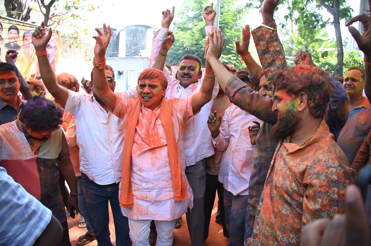 Dhanpal_Suranna's tweet photo. బిజెపి జిల్లా పార్టీ కార్యాలయంలో నిర్వహించిన హోలీ సంబరాల్లో నాయకులు కార్యకర్తలు, కార్పొరేటర్లతో కలిసి పాల్గొనడం జరిగింది.
#Holi #NizamabadUrban #Indur #Celebrations #MLA #DhanpalSuryanarayana #BJP https://t.co/LxohhLaA2r
