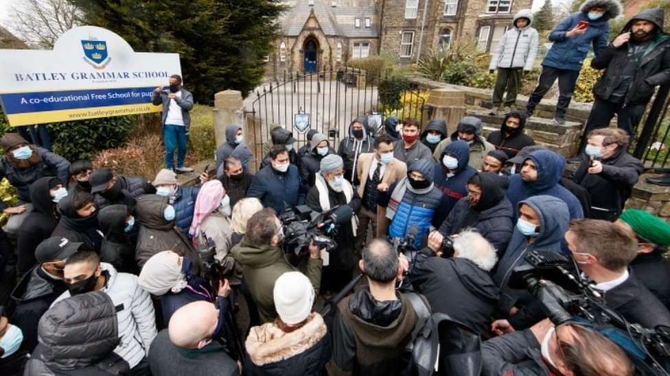 daveatherton's tweet photo. On Monday, March 22, 2021 is considered the day that the Batley Grammar School teacher showed his class an image of Mohammed. In 17 days it will 5 years he has been in hiding. 

It was also the time the govt learnt the so-called "moderates" were in fact bigoted extremists. https://t.co/SiouBuVmoR