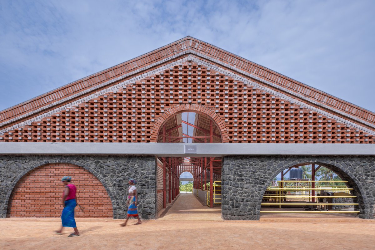 lopedetoledo's tweet photo. Cuando un proyecto arquitectónico cuenta con recursos limitados, las decisiones sobre iluminación, materialidad o ventilación deben ajustarse a los medios disponibles.

[Gaughar Animal Husbandry, Compartment S4] https://t.co/UEplHlxVHQ