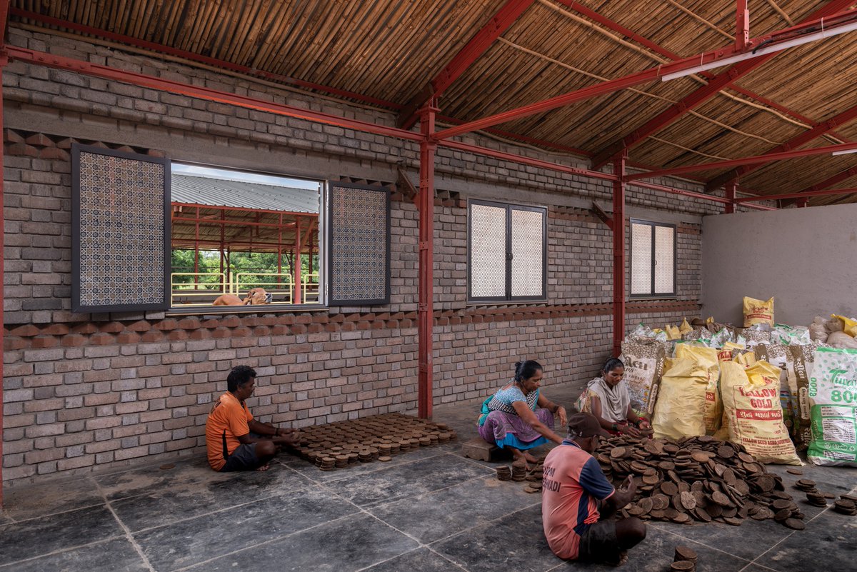 lopedetoledo's tweet photo. Cuando un proyecto arquitectónico cuenta con recursos limitados, las decisiones sobre iluminación, materialidad o ventilación deben ajustarse a los medios disponibles.

[Gaughar Animal Husbandry, Compartment S4] https://t.co/UEplHlxVHQ