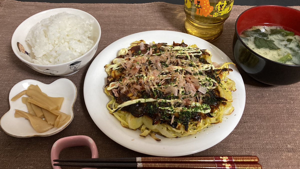 お疲れ様です😸今日はお好み焼き(肉)定食を頂きます♪最近、近くのスーパーが完全自動レジ化になった。店員と話したく無いのでそれ自体は歓迎するが、客にレジ作業させるのであればグゥーンと値段を下げる勉強してもらいたいものだ😏#休肝日