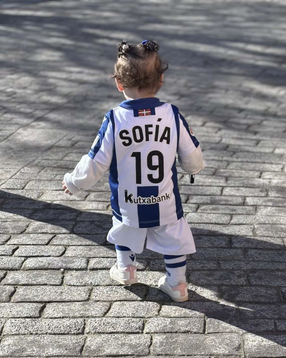 RealSociedad's tweet photo. 📸 De la mañana a la noche, de txuri urdin. 

¡Necesitamos la fuerza de tod@s! 💙 https://t.co/Fj7tnPwPF3