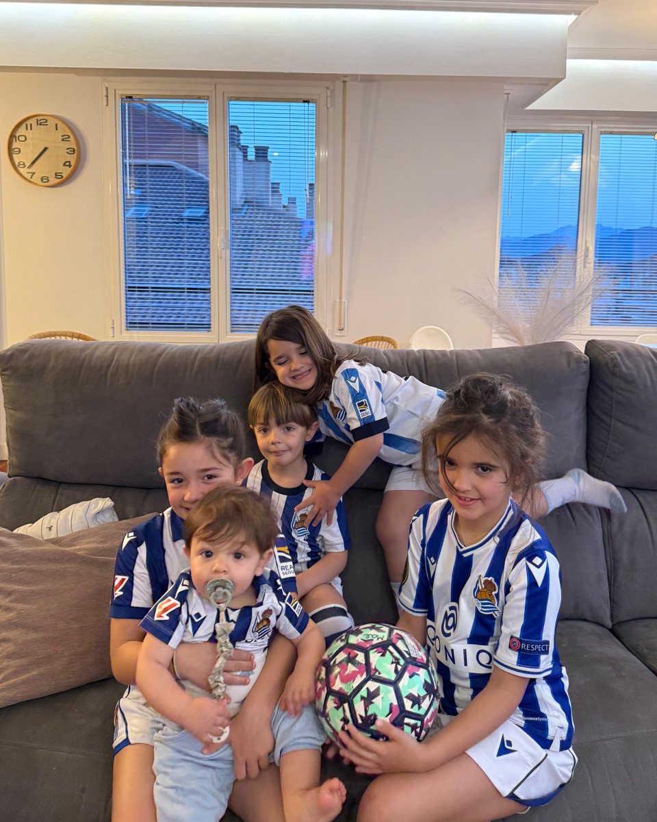 RealSociedad's tweet photo. 📸 De la mañana a la noche, de txuri urdin. 

¡Necesitamos la fuerza de tod@s! 💙 https://t.co/Fj7tnPwPF3