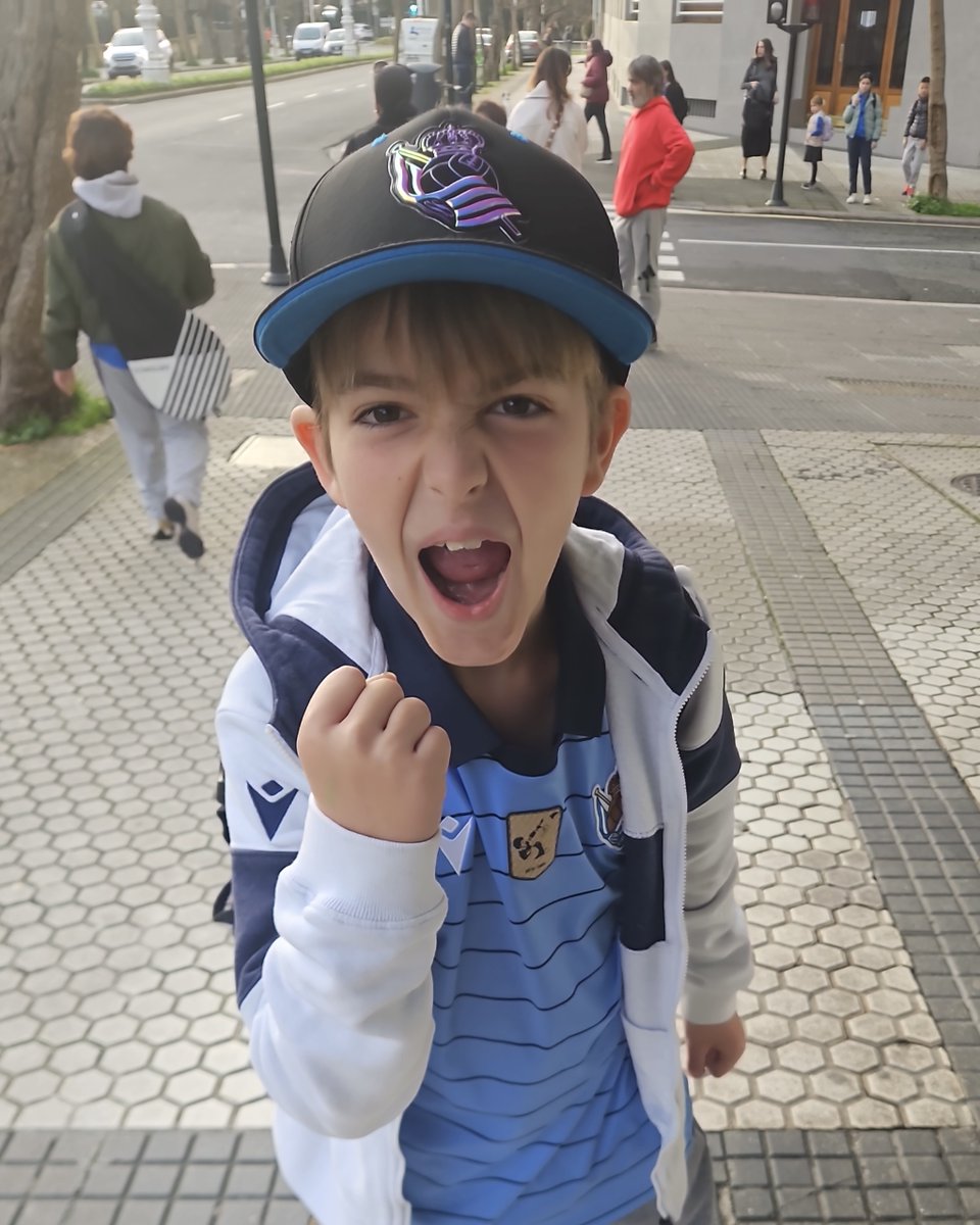 RealSociedad's tweet photo. 📸 De la mañana a la noche, de txuri urdin. 

¡Necesitamos la fuerza de tod@s! 💙 https://t.co/Fj7tnPwPF3