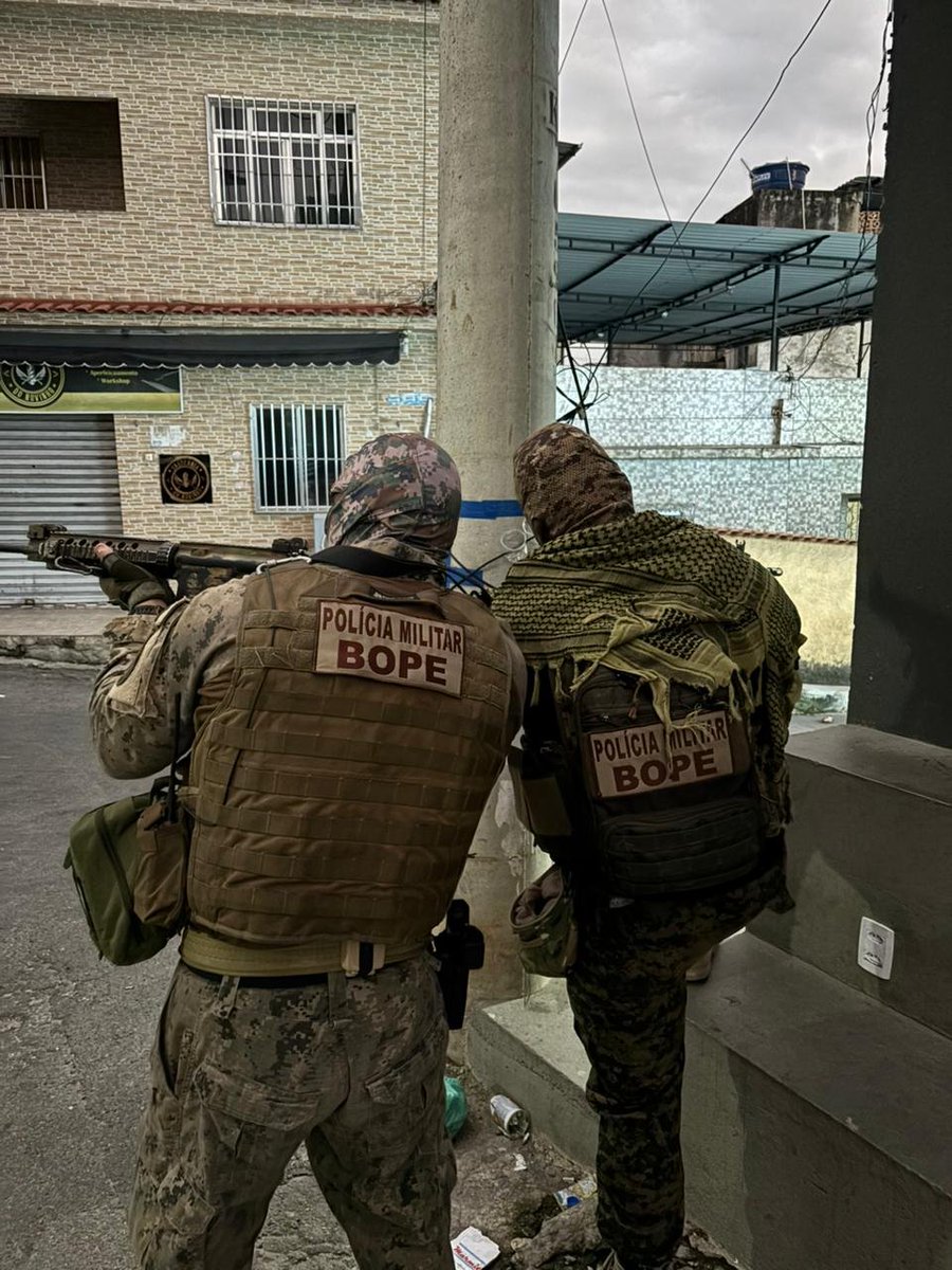pegavisaorjnews's tweet image. Desde as primeiras horas desta quarta-feira (4/3), policiais militares do #BOPE, das unidades subordinadas ao #COE e do #22BPM atuam no Complexo da Maré. Até o momento, dois suspeitos foram detidos e dois fuzis apreendidos.