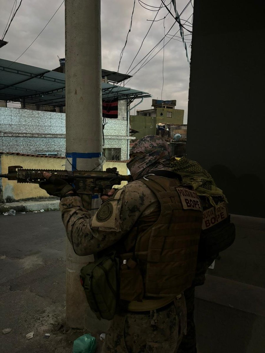 pegavisaorjnews's tweet image. Desde as primeiras horas desta quarta-feira (4/3), policiais militares do #BOPE, das unidades subordinadas ao #COE e do #22BPM atuam no Complexo da Maré. Até o momento, dois suspeitos foram detidos e dois fuzis apreendidos.