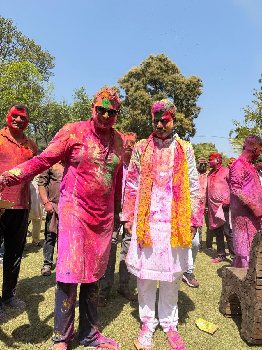 TheNewsPost6's tweet image. राँची उपायुक्त मंजूनाथ भजंत्री ने आवास में जिला के वरीय पदाधिकारियों के साथ होली खेली। यह आयोजन पारंपरिक होली मिलन के रूप में आयोजित किया गया, जिसमें सभी पदाधिकारियों ने एक-दूसरे पर रंग लगाकर त्योहार की खुशियां बाँटीं और आपसी सद्भावना को मजबूत किया @DC_Ranchi
#DCRANCHI #Jharkhand