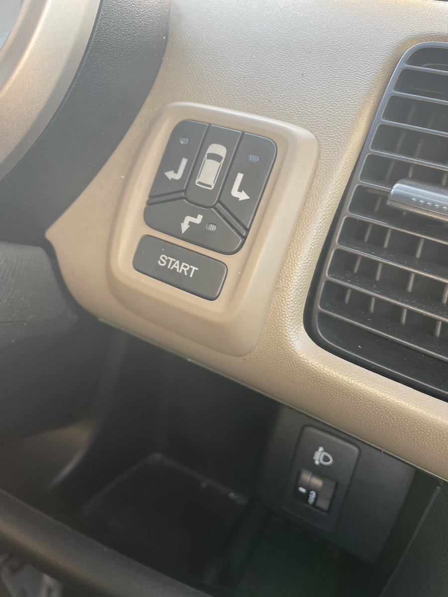 volvo2412's tweet photo. 廃車のライフに駐車アシスト機能付いててめっちゃ興奮した https://t.co/6FpQ1Q0Ml5