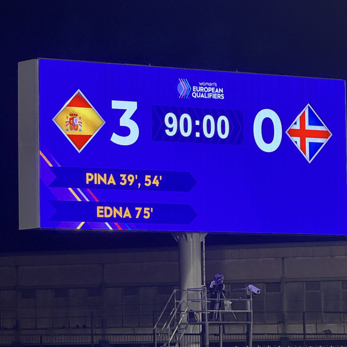 📍Castellón. Empieza el camino de la Selección Femenina al Mundial de Brasil 2027.

Victoria 3-0 frente a Islandia en el primer paso de esta nueva etapa.

Acompañando al equipo arbitral y a UEFA, y de nuevo con Emanuela Rusta, de Albania, en otro partido internacional. ⚽🇪🇸