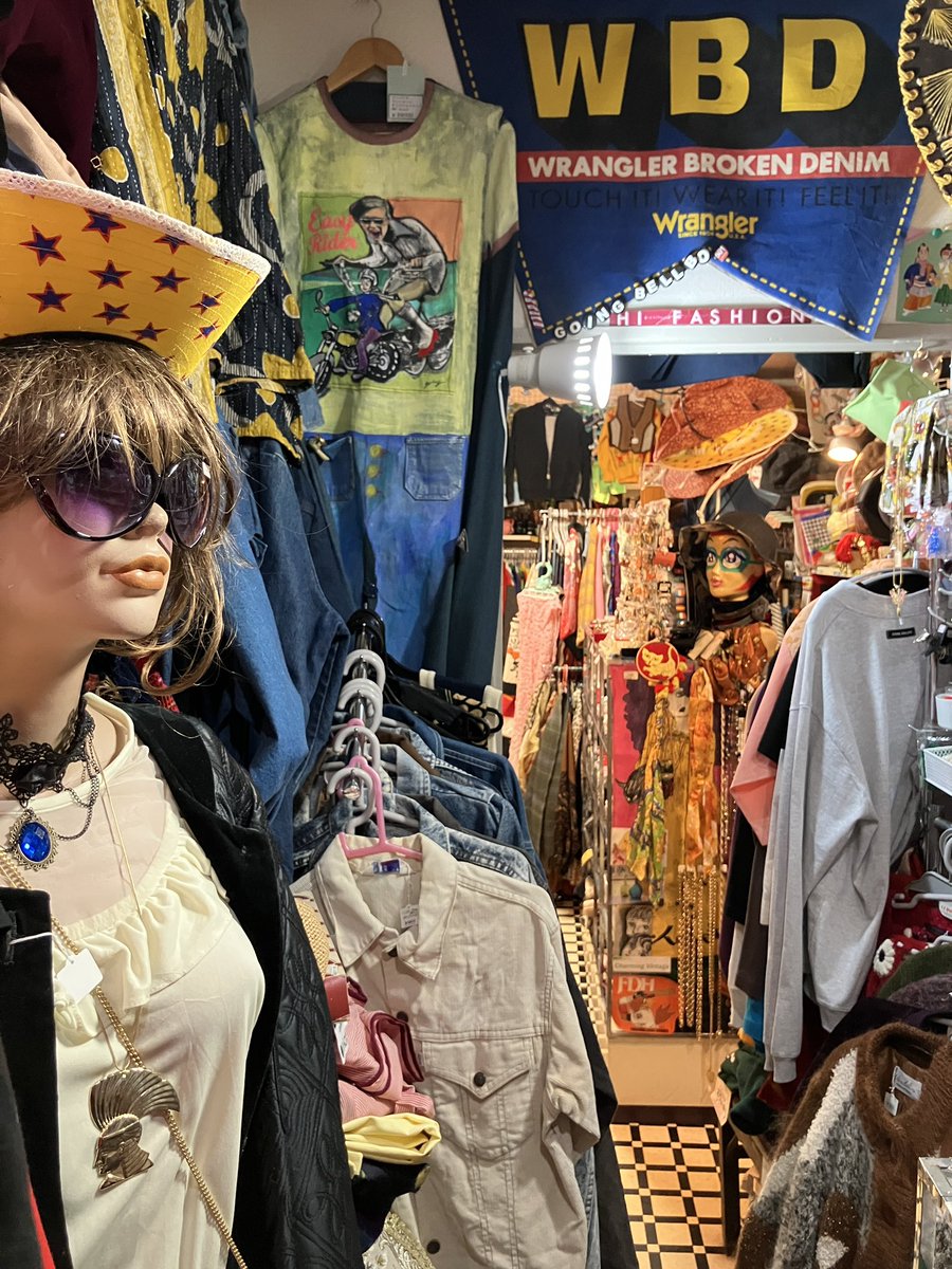 goingbellbo's tweet photo. ここにしかないレトロなアイテム多数あり毎日が楽しくなるかもね
●通販可能、DMやメールお電話など気軽にお問い合わせください
インスタの方にも「本日のひとことレトロ」商品写真をUPしてます新入荷商品の詳細画像見れますhttps://t.co/GrqbhGZeCq  #レトロ　#ごちゃごちゃ
#古着屋　#大名　#福岡 https://t.co/tfOZDQtqug