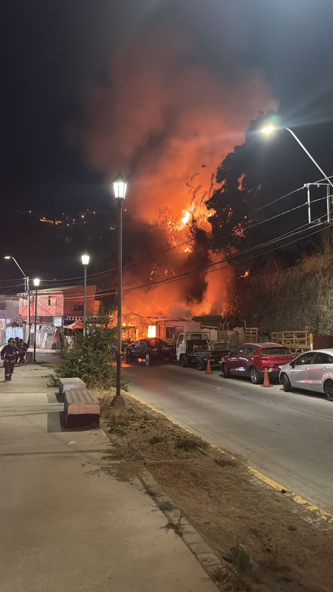 NoticiasValpoEx's tweet photo. #VALPARAÍSO #ÚLTIMOMINUTO

AHORA PRECAUCIÓN| Bomberos de Valparaíso trabajan Incendio Estructural Declarado en Av Alemania / Pasaje Ciprés bajo. https://t.co/u6MHeu3Vv2