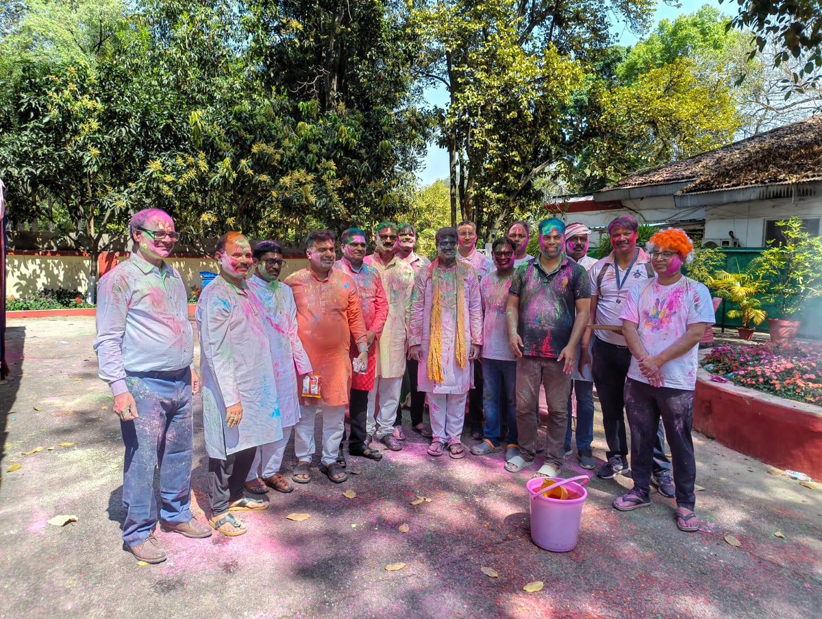 DC_Ranchi's tweet photo. आज उपायुक्त आवास में जिले के वरीय पदाधिकारियों के साथ होली का पर्व बड़े ही उत्साह और भाईचारे के साथ मनाया गया। सभी ने एक-दूसरे को गुलाल लगाकर होली की हार्दिक शुभकामनाएं दीं। 💛🌈

यह पल खुशियों, एकता और सकारात्मक ऊर्जा से भरा रहा। होली का रंग सिर्फ चेहरों पर नहीं, बल्कि दिलों में भी उतर गया। 😊✨

जिला प्रशासन की ओर से सभी जिलेवासियों को होली की ढेर सारी शुभकामनाएं!
रंगों की इस होली में बुराई पर अच्छाई की जीत हो, आपसी प्रेम बढ़े और जीवन रंगीन बने। 🎨🙏
@prdjharkhand 
@JharkhandCMO 
@HemantSorenJMM 
@ranchipolice 
@mbhajantri