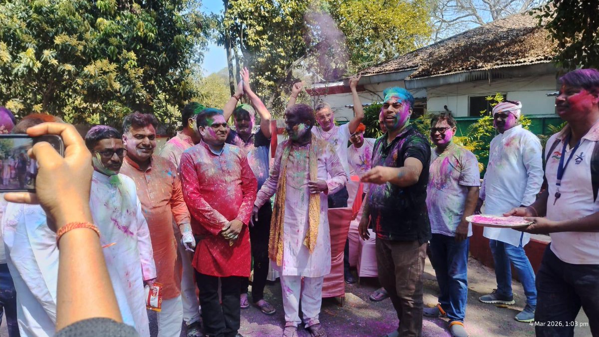DC_Ranchi's tweet photo. आज उपायुक्त आवास में जिले के वरीय पदाधिकारियों के साथ होली का पर्व बड़े ही उत्साह और भाईचारे के साथ मनाया गया। सभी ने एक-दूसरे को गुलाल लगाकर होली की हार्दिक शुभकामनाएं दीं। 💛🌈

यह पल खुशियों, एकता और सकारात्मक ऊर्जा से भरा रहा। होली का रंग सिर्फ चेहरों पर नहीं, बल्कि दिलों में भी उतर गया। 😊✨

जिला प्रशासन की ओर से सभी जिलेवासियों को होली की ढेर सारी शुभकामनाएं!
रंगों की इस होली में बुराई पर अच्छाई की जीत हो, आपसी प्रेम बढ़े और जीवन रंगीन बने। 🎨🙏
@prdjharkhand 
@JharkhandCMO 
@HemantSorenJMM 
@ranchipolice 
@mbhajantri