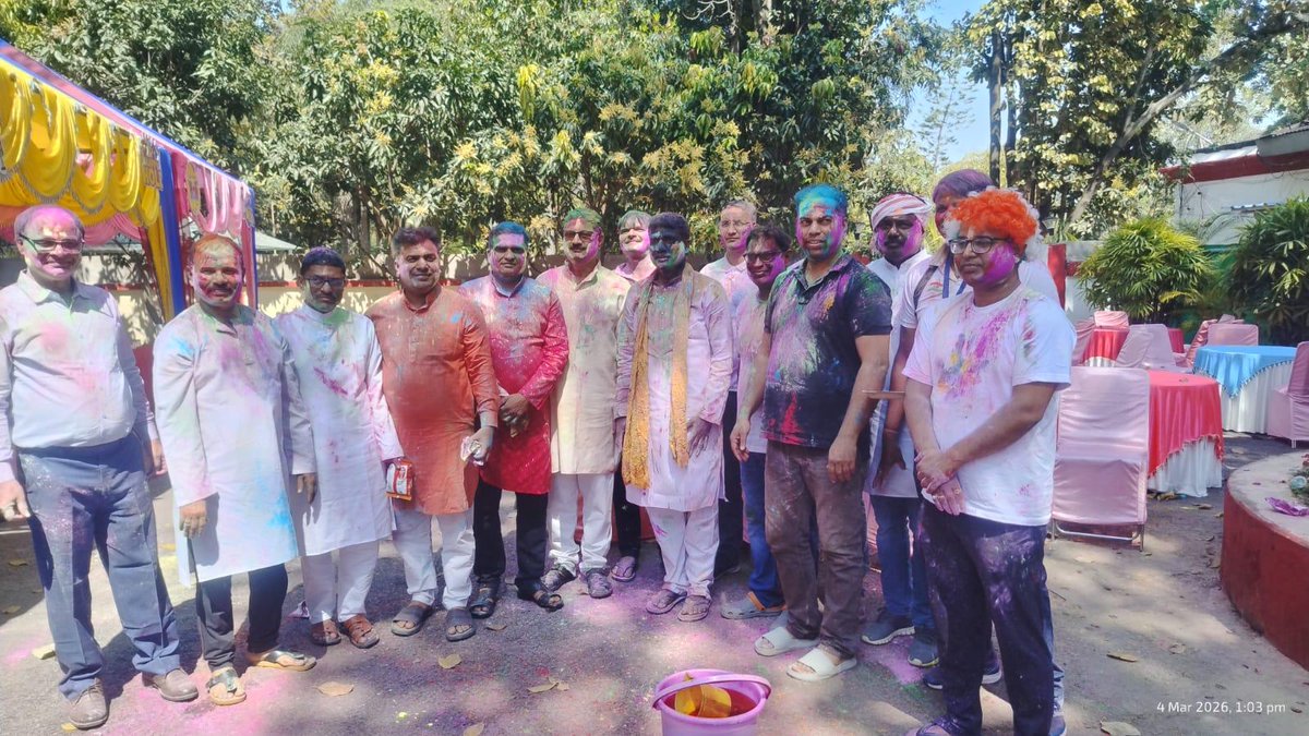DC_Ranchi's tweet photo. आज उपायुक्त आवास में जिले के वरीय पदाधिकारियों के साथ होली का पर्व बड़े ही उत्साह और भाईचारे के साथ मनाया गया। सभी ने एक-दूसरे को गुलाल लगाकर होली की हार्दिक शुभकामनाएं दीं। 💛🌈

यह पल खुशियों, एकता और सकारात्मक ऊर्जा से भरा रहा। होली का रंग सिर्फ चेहरों पर नहीं, बल्कि दिलों में भी उतर गया। 😊✨

जिला प्रशासन की ओर से सभी जिलेवासियों को होली की ढेर सारी शुभकामनाएं!
रंगों की इस होली में बुराई पर अच्छाई की जीत हो, आपसी प्रेम बढ़े और जीवन रंगीन बने। 🎨🙏
@prdjharkhand 
@JharkhandCMO 
@HemantSorenJMM 
@ranchipolice 
@mbhajantri