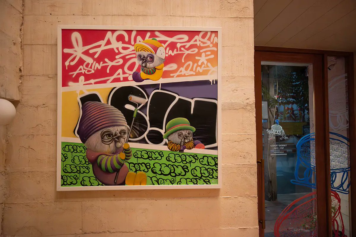 料理だけではなく、チャオプラヤー川沿い出身の地元アーティストの絵画