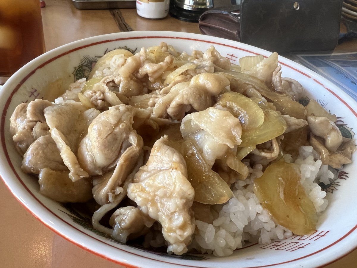 静岡県富士市今泉にある　朝ラーメンが食べられるお店
八百万屋（やおよろずや）

富士市は工場が多いため、三交代で朝まで仕事をする人が多い街です。
そんな方達が朝呑み、食事ができるのがこちらのお店。
6:55~お昼過ぎまでやっているみたいです。

なんと言っても驚くのは値段の安さ！