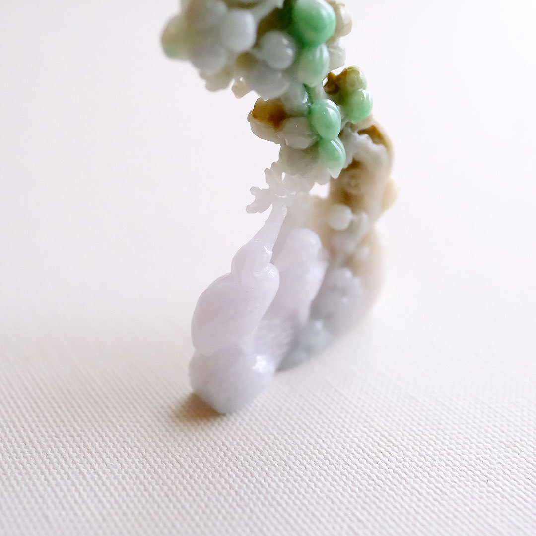 白・黄色・緑色、 ひとつの原石を3つの色彩が彩る三彩翡翠。 自然が