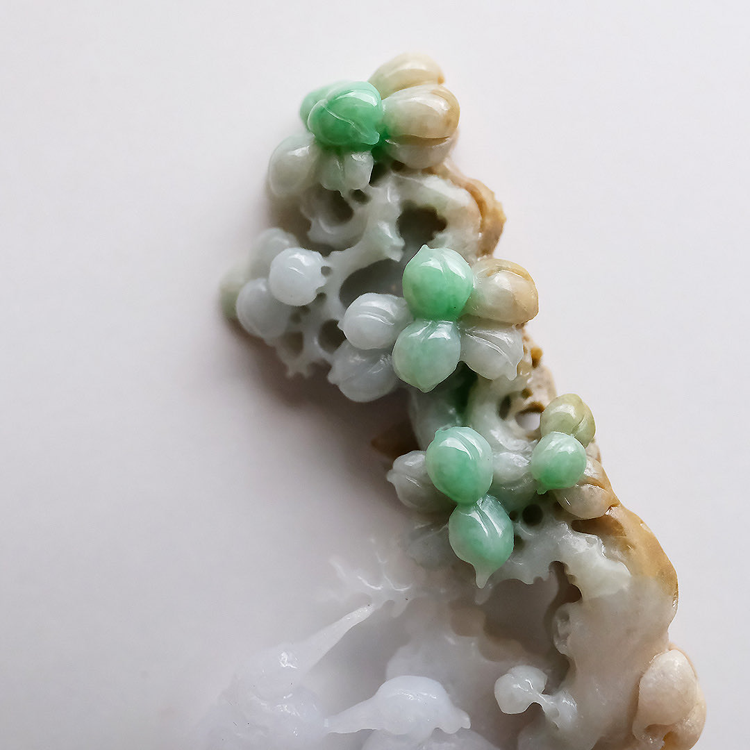 白・黄色・緑色、 ひとつの原石を3つの色彩が彩る三彩翡翠。 自然が