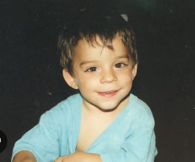 Se llama Fabio, hijo de guardia civil, y él también tenía derecho a la vida. Pero su banda terrorista le arrebató la vida. 

Como a él, a más niños, compañeros, políticos, militares, jueces y ciudadanos.

¿Qué hace ese miserable en ese atril y su partido dando lecciones de vida?