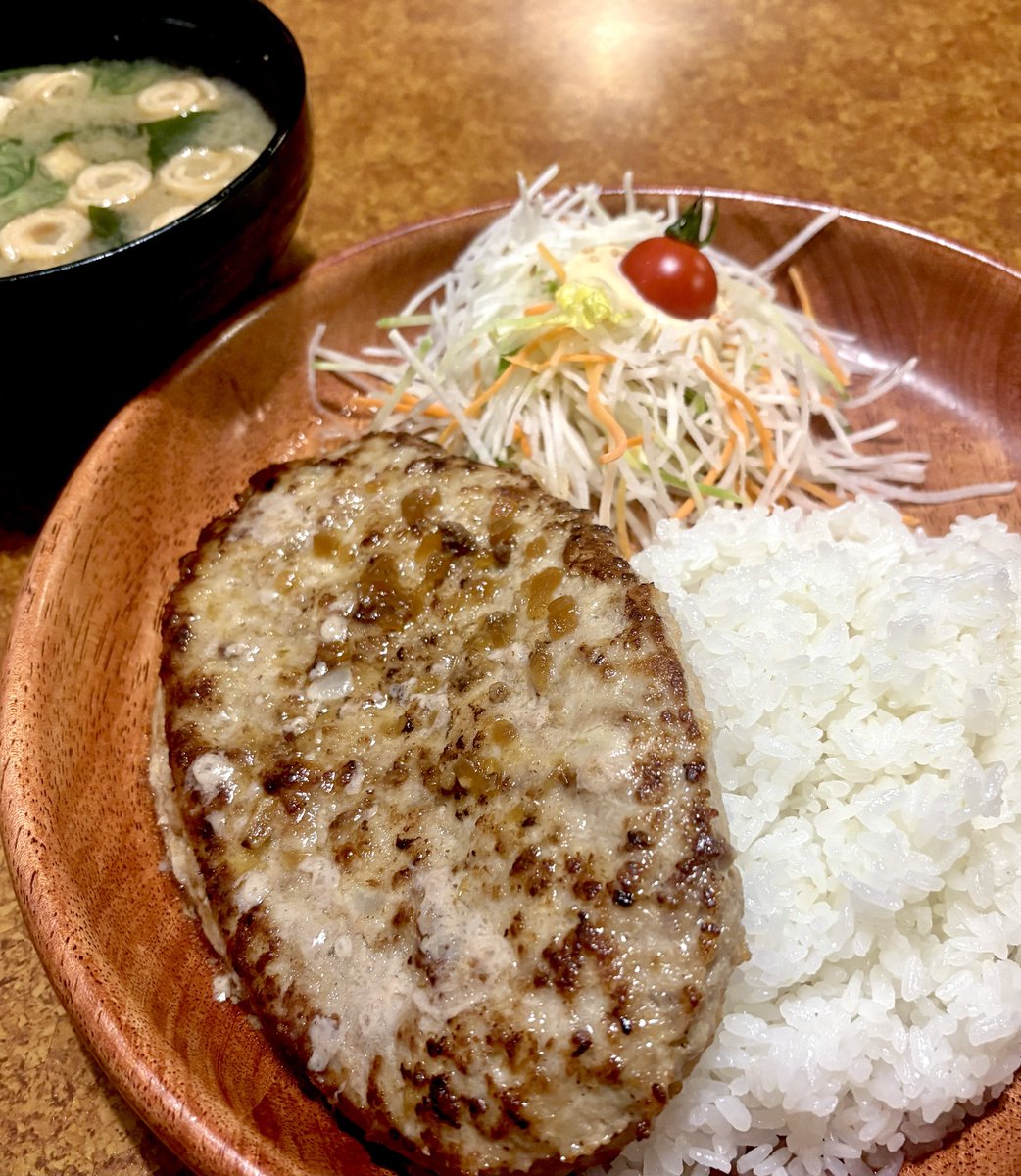 周りの女性客たちはSサイズバーグ食べてた。もっと肉を食え