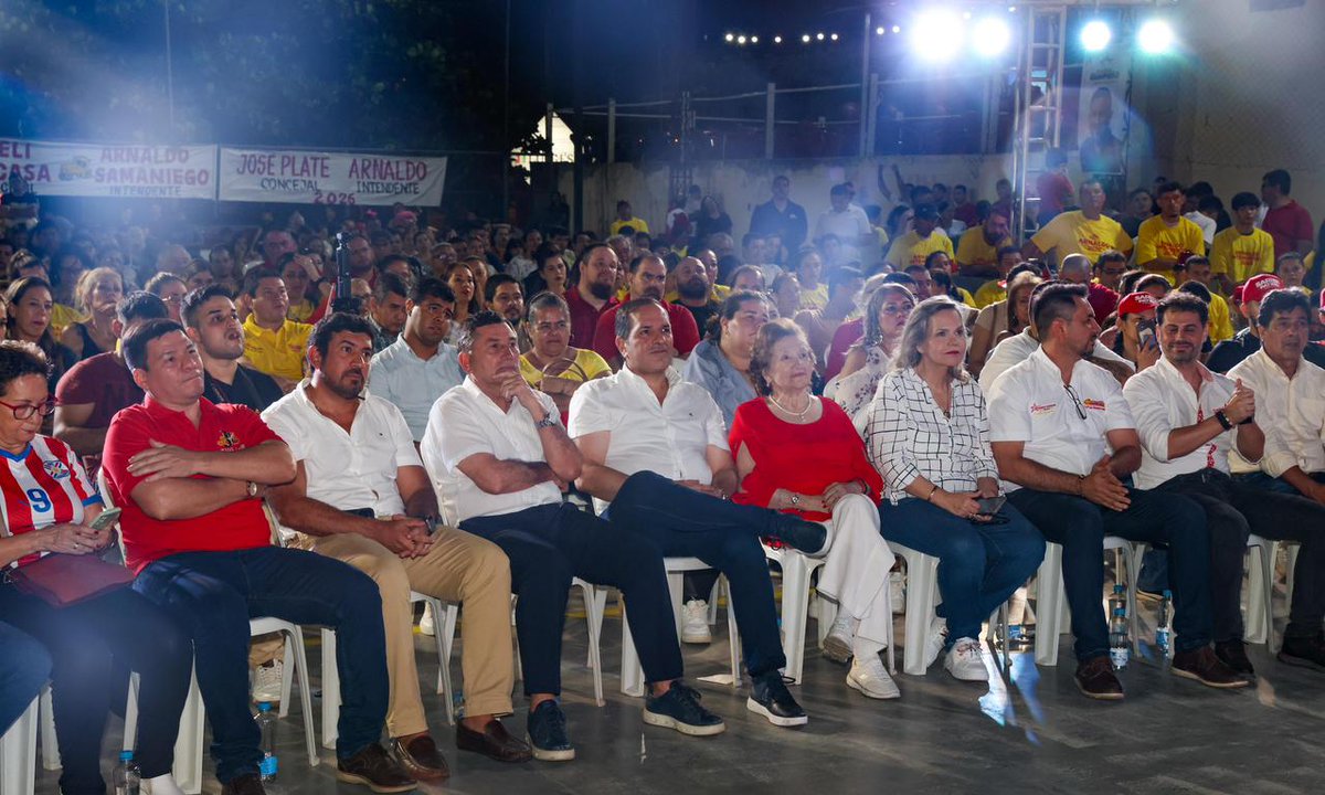 agparaguay's tweet photo. ARNALDO PRESENTA EQUIPO POLÍTICO Y ANUNCIA 200 ACCIONES PARA ASUNCIÓN 

El senador y candidato a la intendencia de Asunción, @arnaldosamanieg presentó a su equipo político durante una reunión de trabajo realizada en la Seccional N.º 12, con miras a la organización de la campaña municipal. El encuentro contó con la presencia de @liliansamaniego, Luis Pettengill y otros referentes del Movimiento Causa Republicana.

“No metimos la mano en la lata, dejamos obras, dejamos plata y salimos sin denuncias, por la puerta grande”, afirmó Samaniego al recordar su anterior administración al frente de la Municipalidad de Asunción.

Del encuentro participaron grupos de la sociedad civil, vecinalistas, miembros de las 45 seccionales de la capital y precandidatos a concejales, quienes expresaron su respaldo al proyecto político para recuperar la ciudad.

Samaniego adelantó que su equipo ya cuenta con 200 acciones concretas para ejecutar desde el día 0 de su gestión, enfocadas en mejorar los servicios, recuperar espacios públicos y ordenar la ciudad.

El candidato recordó además que durante su gestión como intendente se realizaron importantes obras para el desarrollo de Asunción, destacando que su administración concluyó sin deudas y sin denuncias