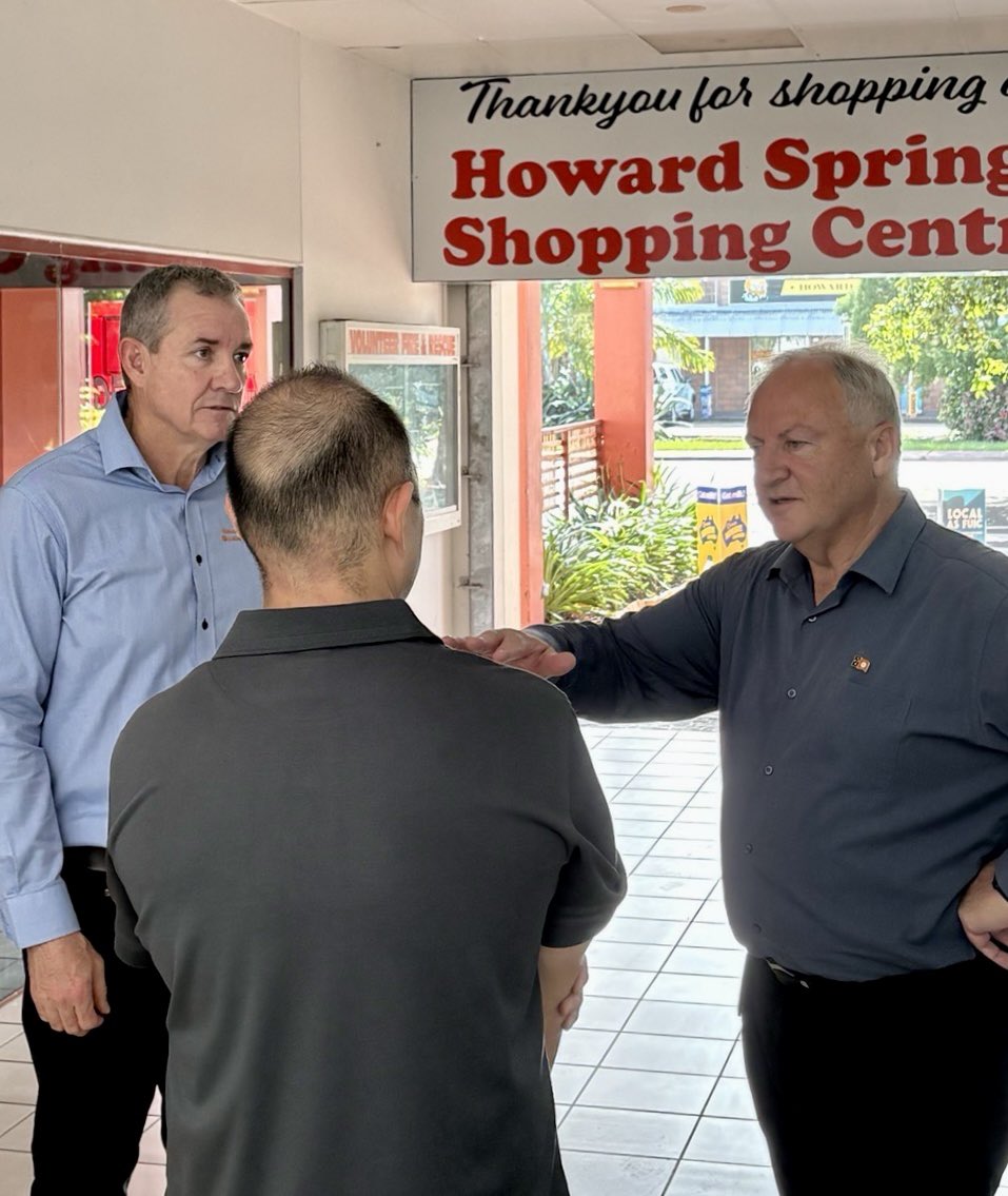 SteveEdgoMLA's tweet image. Great catching up with Gavin at the #HowardSprings Supermarket this morning.

Small business is the backbone of our economy so please show your support and remember to buy local.

Thanks for taking the time to meet with #GerardMaley MLA and I.