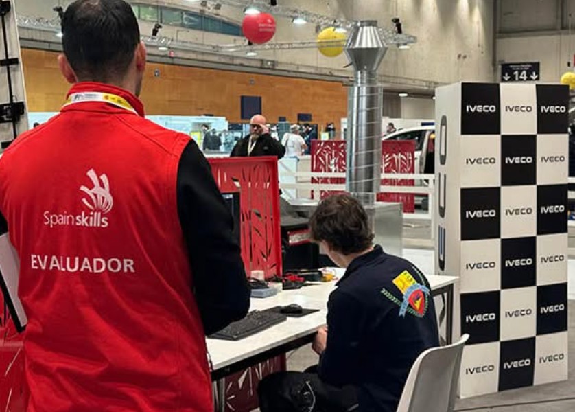 ACKzgz's tweet photo. 🔧 Talento joven. Tecnología. Futuro.
En #SpainSkills2026, @IvecoES  impulsa la especialidad de Tecnología de Vehículos Pesados, acercando la formación profesional a la realidad del taller actual.
Porque la transformación del sector empieza en la formación. https://t.co/xUgATkn3U6