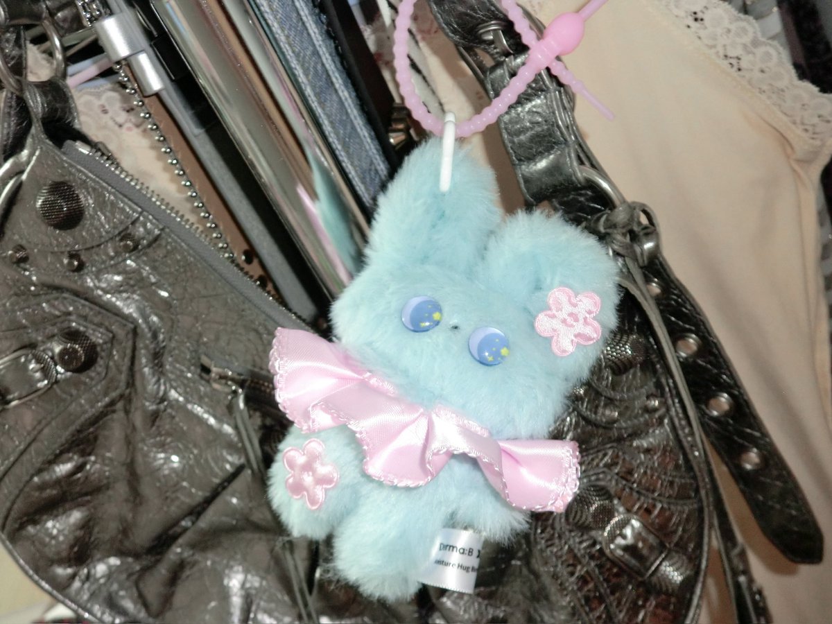 soophhhhhy's tweet photo. #광고 #RT이벤트 🫧
RT추첨 3분께 더마비X래하벨 바디로션 기획 세트를 드려요 🤍
 
더마비 X 래하벨 콜라보 한정 기획이 출시됐어요 !
 
더마비 데일리 모이스처 바디로션 500ml 1+1 (2개) + 키링 증정★★★
 5초*만에 흡수되어 바른 후 바로 옷 입어도 끈적임 없이 100시간**보습 지속되는 바디로션이라 이렇게 기획일때 쟁여두고 꾸준히 바디케어 해주기 좋아요 🤤

무려 7년 연속 올영어워즈 수상한 1등*** 바디로션!
*5초 흡수 후 피부 속 수분 개선 효과 평가 인체적용시험 완료
**100시간 보습 지속 시험에 대한 인체적용시험 완료
***2018~2024 올리브영 어워즈 ‘바디케어‘ 부문 / 파우더룸 어워즈 1위  더마비 X 래하벨 데일리 모이스처 바디워시
건강한 피부에 가장 이상적인 pH 5.5 수준의 저자극* 약산성 포뮬러로 피부장벽은 지키면서 노폐물을 제거해주고 풍성한 거품이 특징!
향이 너무 포근하고 샤워 후 당김 없이 촉촉해서 기분 좋아지는 바디워시라 잘 쓰고있어요 🧌💕

*피부 일차자극 시험 완료