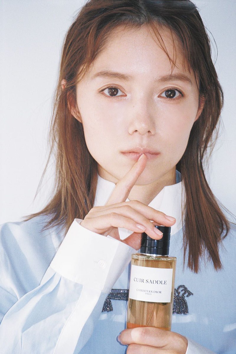 madameFIGARO_jp's tweet photo. 【PR】#宮﨑あおい が #ディオール の新作フレグランス「キュイール サドル」 に包まれる。

記憶とも強く結び付く香り。特別な思い出は？
「以前、#椎名林檎 さんが舞台を観に来てくださった時にお手紙を頂いたのですが、手紙からとてもいい香りがして。それ以来、私も手紙に香水をひと吹きして渡すことがあります」
https://t.co/ki0mCZWGRc

@DiorBeautyJP #CUIRSADDLE