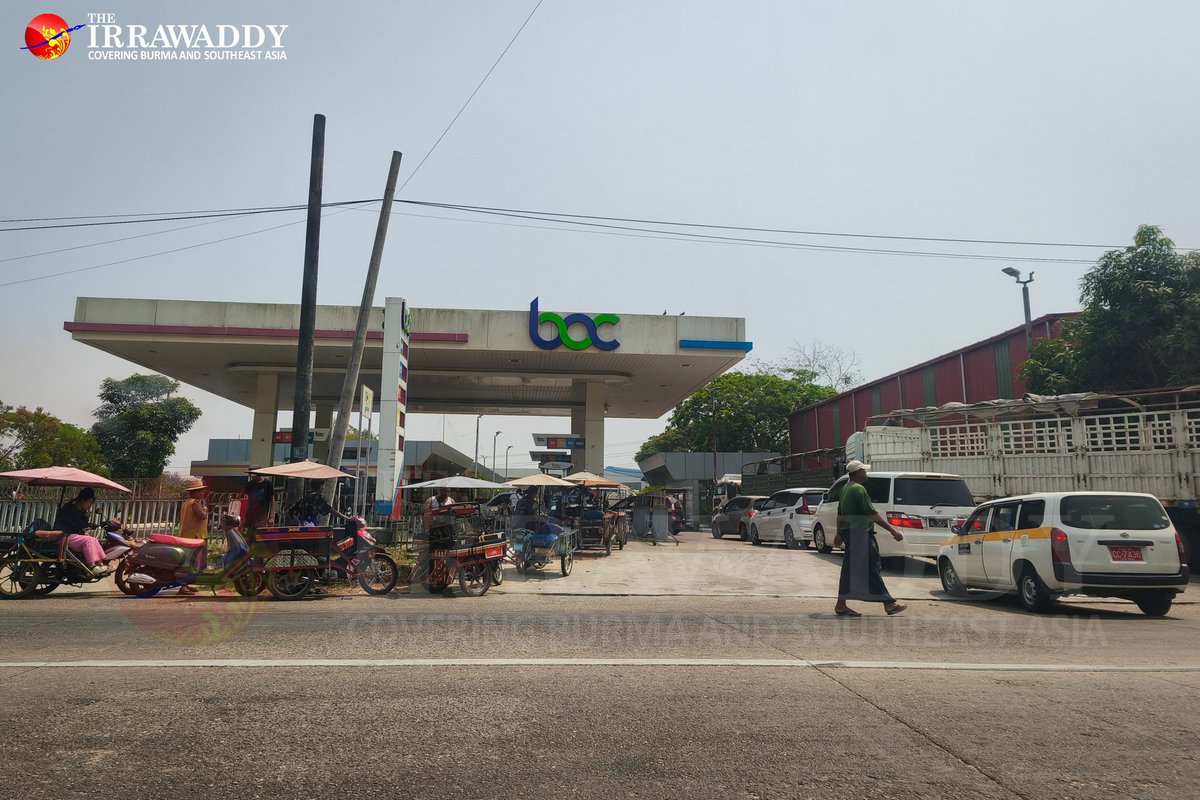 IrrawaddyNews's tweet photo. Long lines of cars formed at filling stations across Myanmar on Wednesday as the widening war in the Middle East fueled fears of a gasoline shortage, forcing some pumps to close after running out of supplies.
#WhatsHappeningInMyanmar https://t.co/qVyqw0N9cG
