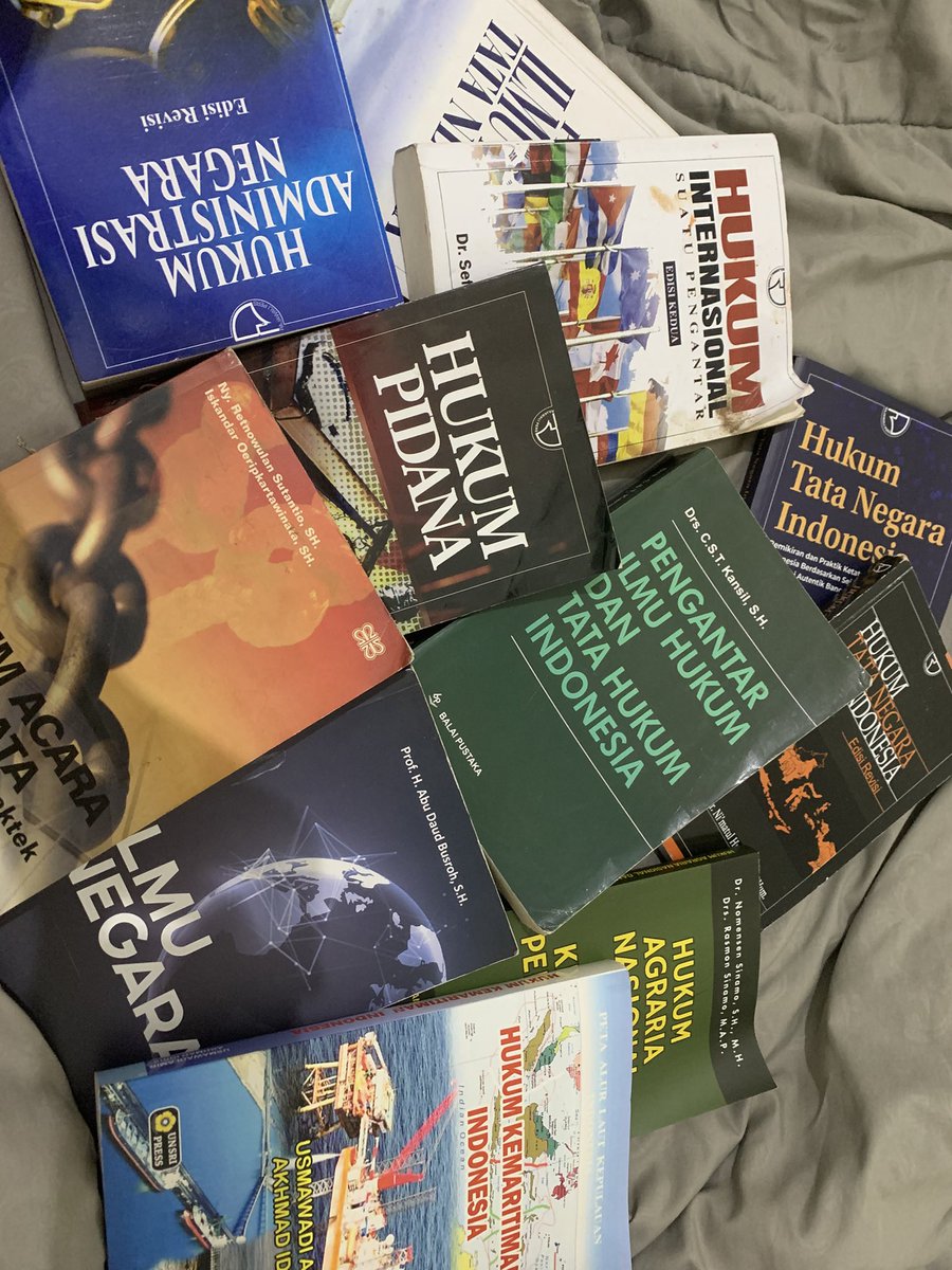 reborln's tweet photo. wts buku buku jurusan hukum https://t.co/r59Ue83phH
