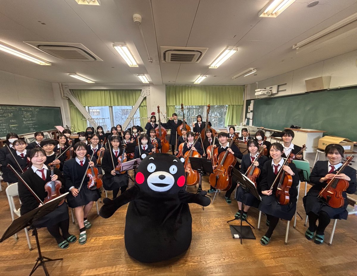 55_kumamon's tweet photo. ヴォ〜〜ン♪ヴォ〜〜ン♪な、なんと！『くまモン誕生祭2026』のステージで"チェロ"に初挑戦するモーン！！コラボする熊本高等学校弦楽オーケストラ部の皆さんに教えてもらいながら、猛特訓中だモン！ぜひ、ボクのあま〜い音色ば聴きにきてはいよ〜☆https://t.co/xCRd2dHMkh https://t.co/bzFeVIcoJZ