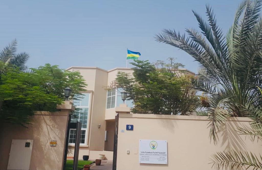 IGIHE's tweet photo. AMAKURU AGEZWEHO

Ambasade y’u Rwanda muri Leta Zunze Ubumwe z’Abarabu (UAE) na Bahrain yatangaje ko Abanyarwanda baba muri ibi bihugu batekanye, kandi ko bari guhabwa ubufasha na serivisi bakeneye.

Mu gihe UAE na Bahrain bikomeje kugabwaho ibitero n’ingabo za Iran, Ambasade y’u Rwanda yasabye Abanyarwanda bari muri ibi bihugu gukomeza kubahiriza amabwiriza y’umutekano ari gutangwa.