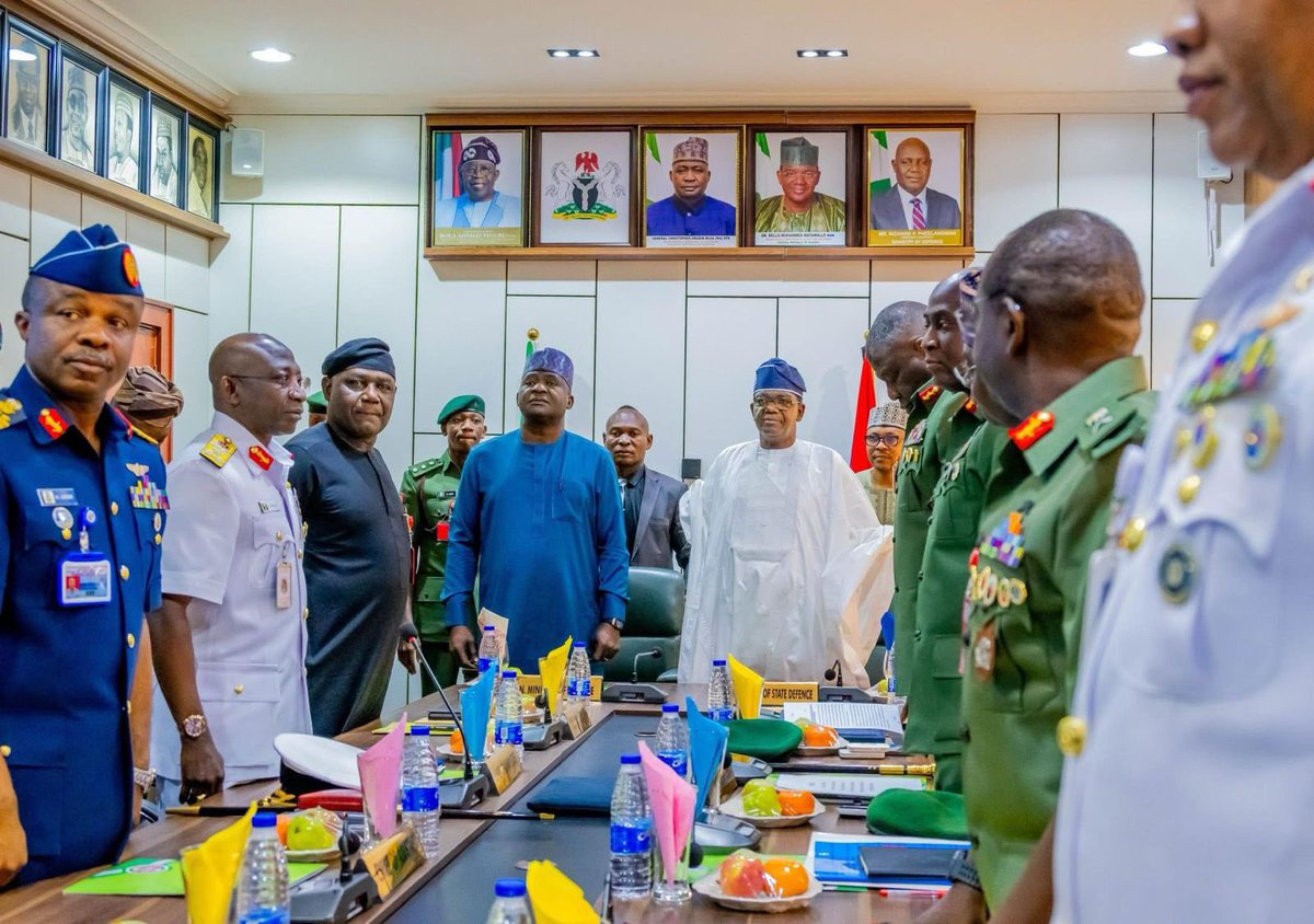 CARLY_BAT's tweet photo. The Ministry of Defence @Bellomatawalle1 held its monthly operations briefing at Ship House, Abuja yesterday. The event was led by the Honourable Minister of Defence, General C.G Musa OFR (rtd), and the Honourable Minister of State for Defence, Dr. Bello Muhammed Matawalle. Key attendees included the Chief of Defence Staff, Service Chiefs, and the Chief of Defence Intelligence.
@MODInfoNg