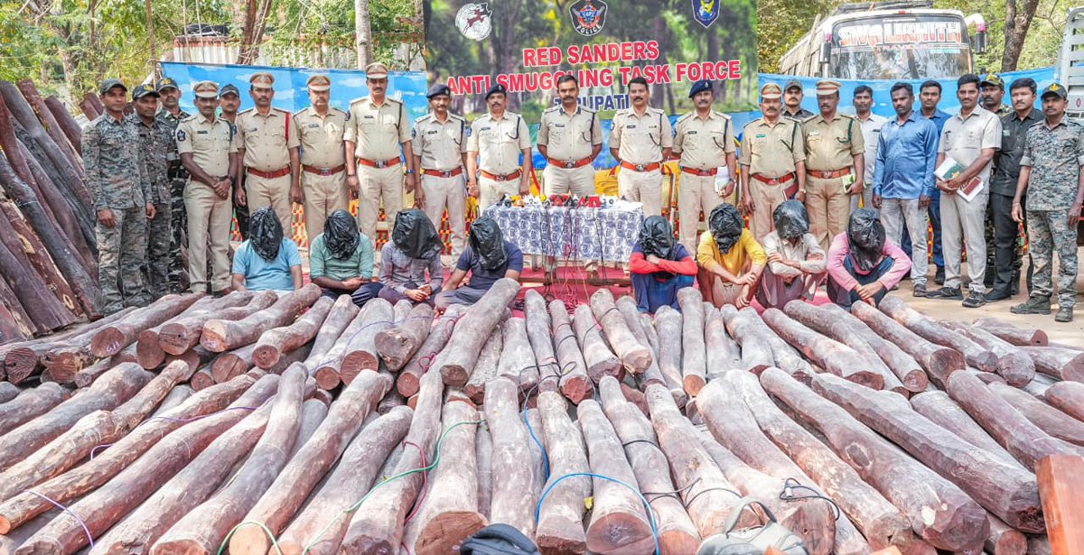 APPOLICE100's tweet photo. 🚨#RedSanders Worth ₹5 Crore Seized – 8 Inter-State Smugglers Arrested🚨
In connection with Crime No.02/2026, the Task Force team proceeded to Siddapura Village and Haratanahalli Village of Arsikere Taluk,Hassan District, Karnataka State, n search of the absconding accused.(1/5) https://t.co/Tf3m897pxQ