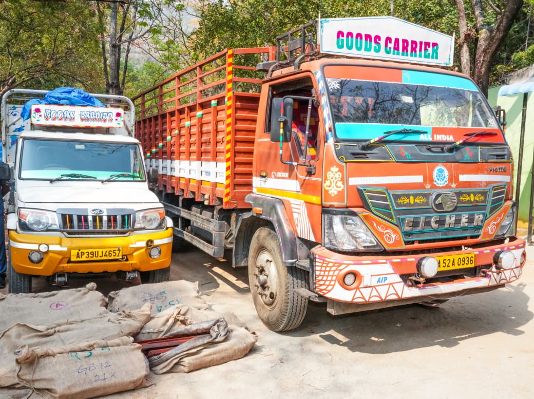 APPOLICE100's tweet photo. 🚨#RedSanders Worth ₹5 Crore Seized – 8 Inter-State Smugglers Arrested🚨
In connection with Crime No.02/2026, the Task Force team proceeded to Siddapura Village and Haratanahalli Village of Arsikere Taluk,Hassan District, Karnataka State, n search of the absconding accused.(1/5) https://t.co/Tf3m897pxQ