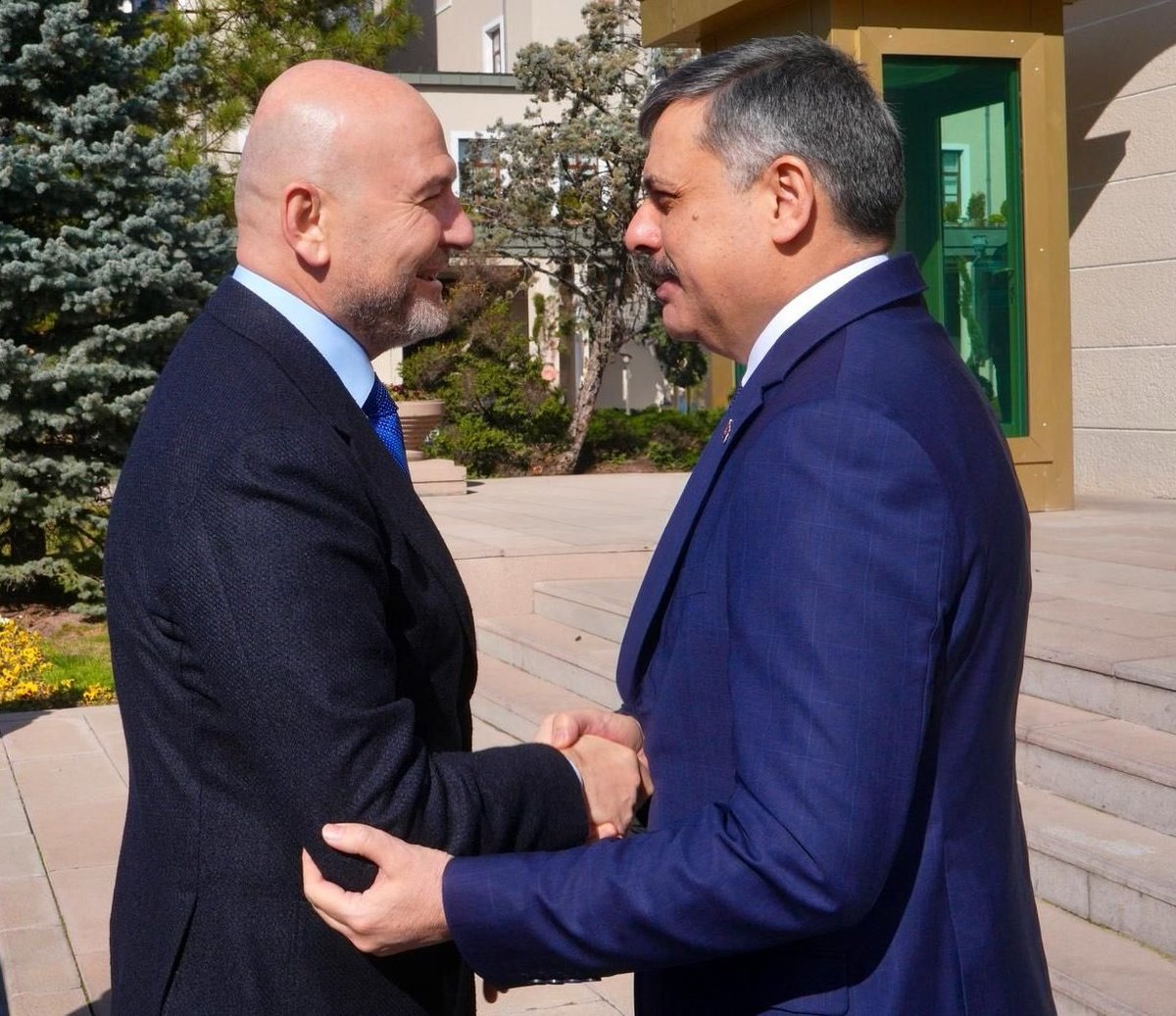 medyamuhtari's tweet photo. 🔴 İki güzel Adam..

İçişleri eski bakanlarımızdan Süleyman Soylu, yeni İçişleri Bakanımız Mustafa Çiftçi'ye hayırlı olsun ziyaretinde bulundu.

Süleyman Soylu: 
Kıymetli İçişleri Bakanımız Sayın Mustafa Çiftçi Bey’i ziyaret ettim.
Hayırlı olsun ziyaretimdeki nezaketine ve samimi ev sahipliğine müteşekkirim. Kalben duam; ülkemizin, devletimizin ve hükümetimizin bu çok önemli kurumlarında gayret, sabır ve muvaffakiyetlerle dolu çalışmalarında milletimizin dualarına mazhar olması ve Cenab-ı Allah’ın yardımıdır.

Allah hayırlı eylesin.