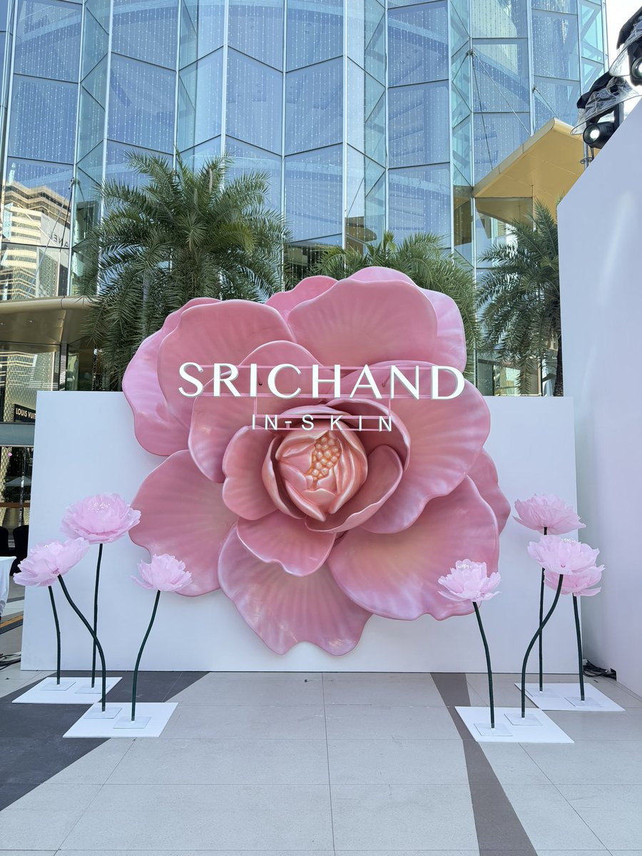 พี่ออฟจะยืนถ่ายรูปตรงนี้มั้ยสวยมากกก

OFF X SRICHAND PDRN EVENT
#SrichandPDRNxBamBam