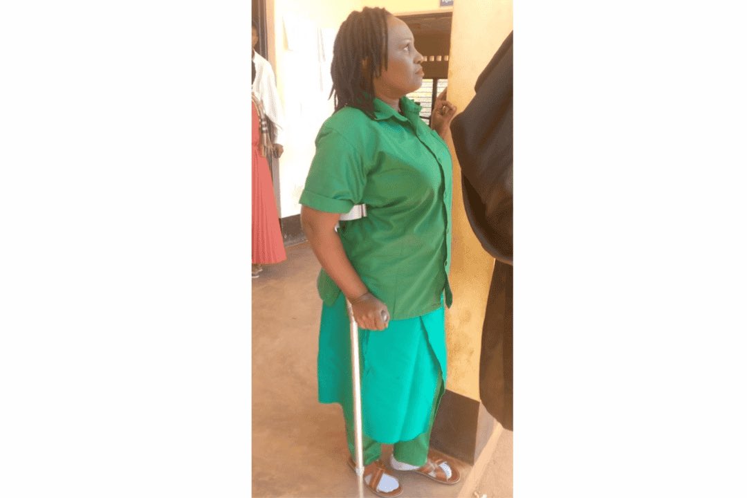 Ukwelicoalition's tweet photo. #Burundi #VoixSousAttaque : “Accuser Sandra Muhoza d’atteinte à la sécurité de l’État pour des messages échangés avec des collègues dans un groupe WhatsApp ne repose sur aucune base légale crédible. Il est difficilement compréhensible qu’une journaliste, de surcroît malade, puisse être considérée comme une menace pour la sécurité de l’État. Cette accusation est d’ailleurs souvent utilisée dans des contextes similaires pour réduire au silence des voix jugées dérangeantes, en l’absence de toute infraction clairement établie. Cette condamnation traduit une volonté manifeste du pouvoir de Gitega de faire taire les professionnels des médias, en faisant de Sandra Muhoza un exemple dissuasif pour l’ensemble des journalistes burundais, en violation de la liberté de la presse et d’opinion » (Judith Basutama, secrétaire générale de l’Union Burundaise des journalistes) 

Quatre ans de prison pour un simple commentaire dans un groupe WhatsApp. Qui pour sauver la journaliste Sandra Muhoza ? Ukweli Coalition Media Hub était présent à sa récente comparution le 20 février dernier à la Cour d’appel de Ngozi.

https://t.co/rO8WwOgnUW