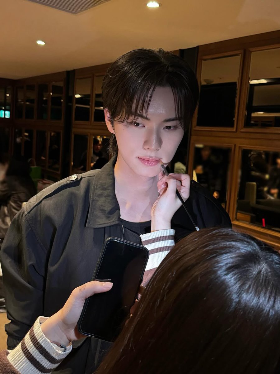 이채민 인스타 게시물 뜰때마다 수정받고 있는 사진이 왤케 좋은지ㅣ 모르겠음…. 그냥 너무 느좋임…..