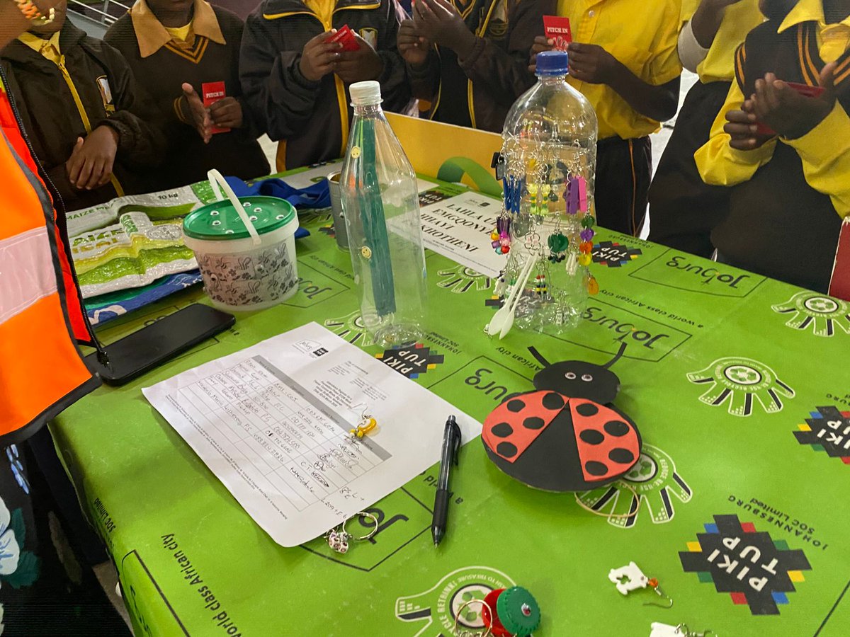 CleanerJoburg's tweet image. We are busy Jozi! We have not stopped the educating! Our Environmental Heroes still at it, STEM week - Teaching learners about recycling, protecting the environment and fun things that you can turn your waste into ♻️🌍💡💚 #Upcycling   @SciBono  @CityofJoburgZA