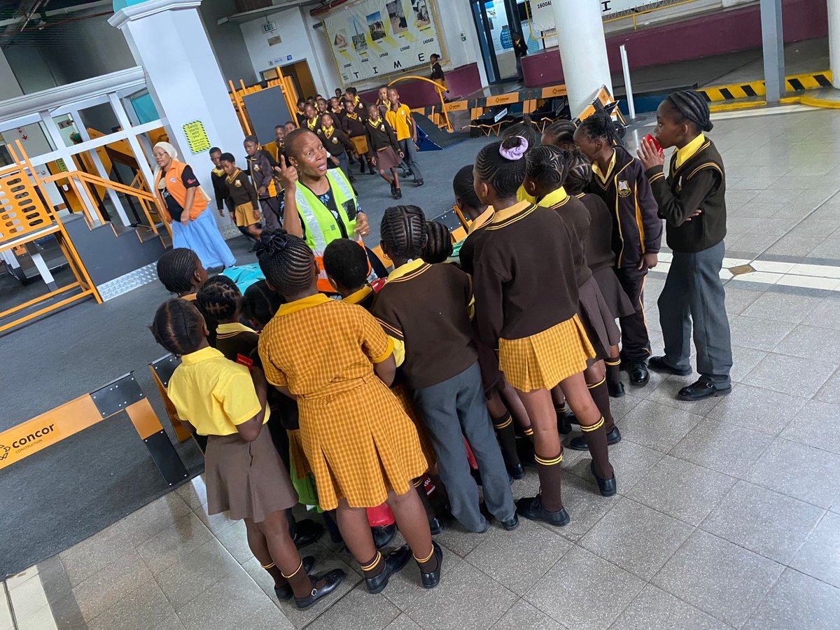 CleanerJoburg's tweet image. We are busy Jozi! We have not stopped the educating! Our Environmental Heroes still at it, STEM week - Teaching learners about recycling, protecting the environment and fun things that you can turn your waste into ♻️🌍💡💚 #Upcycling   @SciBono  @CityofJoburgZA